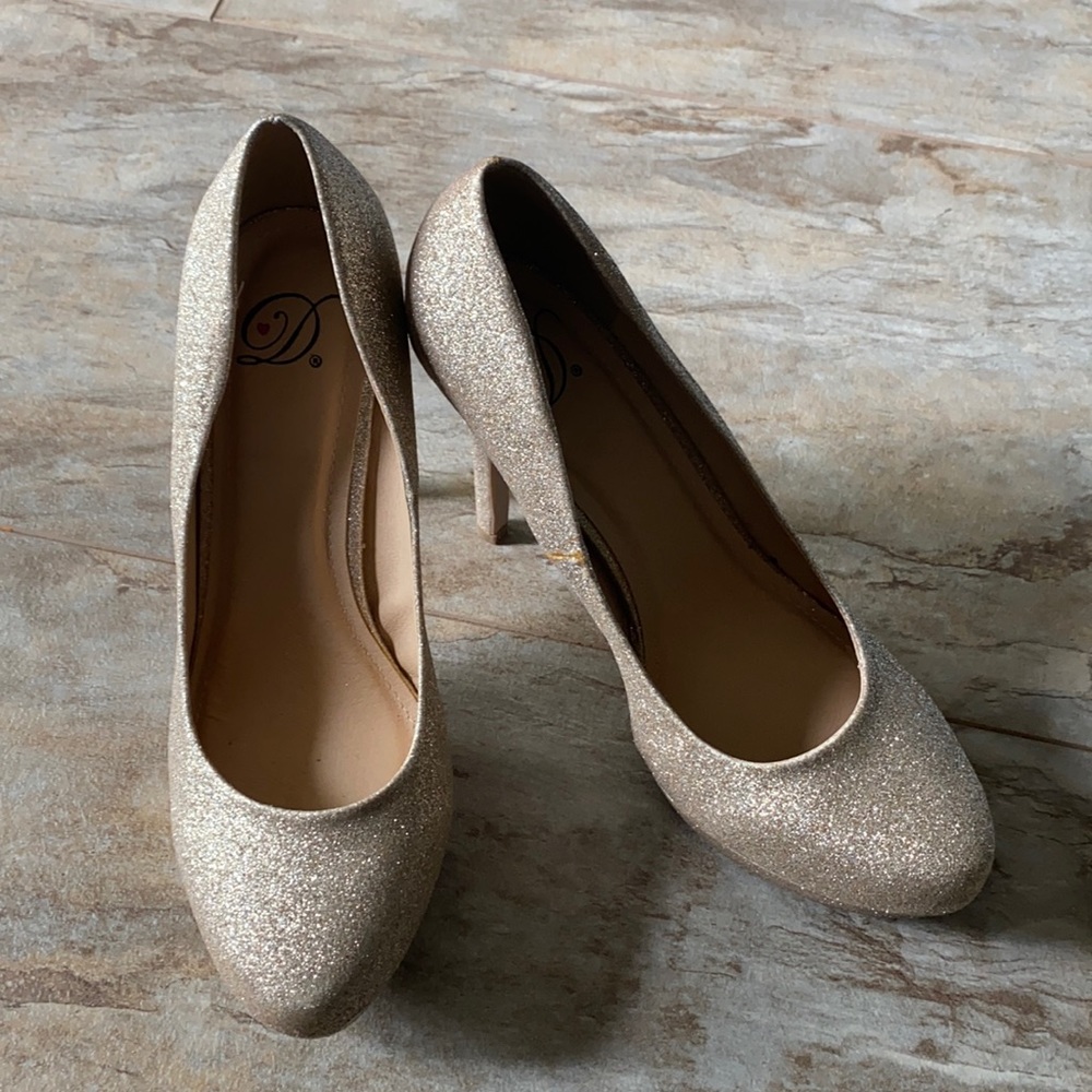 Derek Heart gold glitter pumps